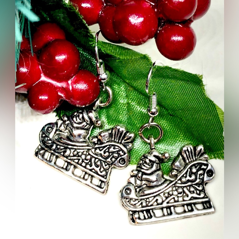 Vintage Style Santa Claus in Sleigh Detailed Silver Tone Holiday Earrings 1.75”